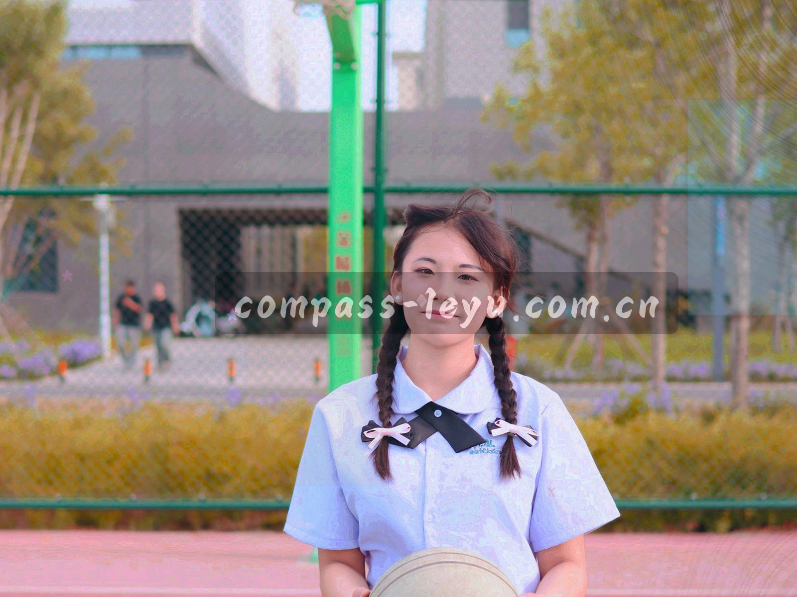 深空蓝背景上的罗盘刻度与荧光青路径线，分别指向四个编号入口
